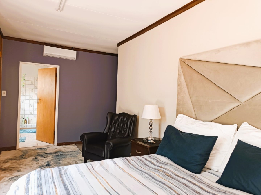 5 Bedroom Property for Sale in Langenhovenpark Free State